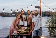 How to plan a friends reunion
