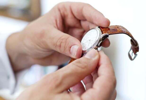 Winding a watch manually